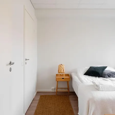 Modern 2br With Balcony & Location Lägenhet *