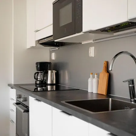 Modern 2br With Balcony & Location Lägenhet